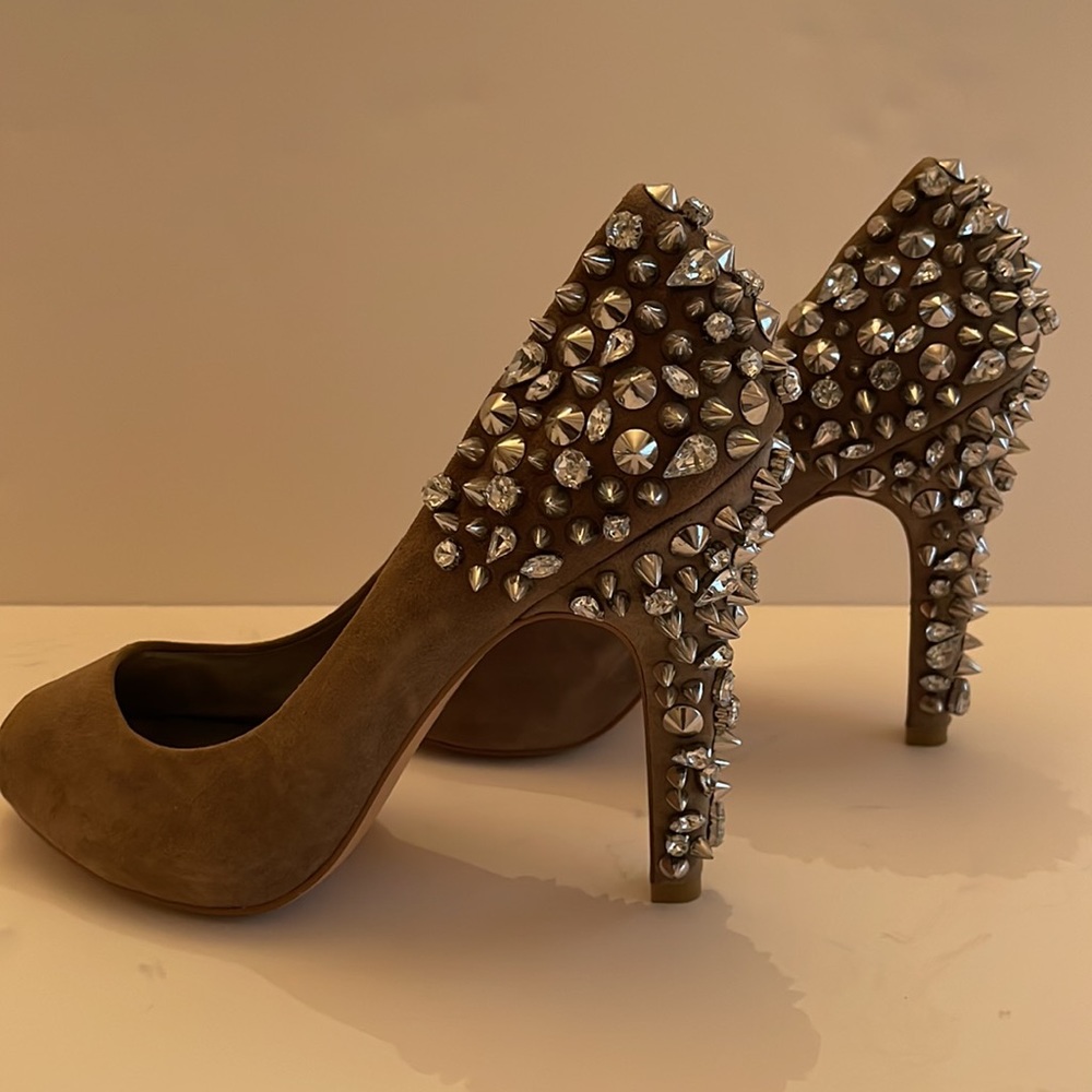 Spiked peep toe heels😍